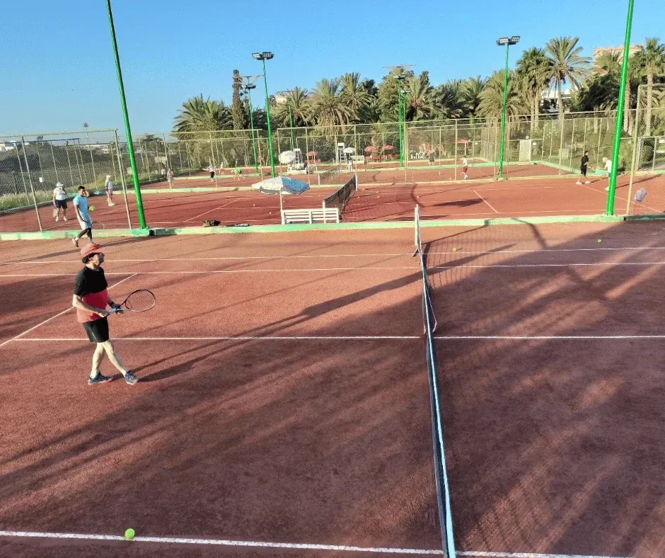 Jouer de jour : les courts en terre battue du club d'Agadir en pleine journée