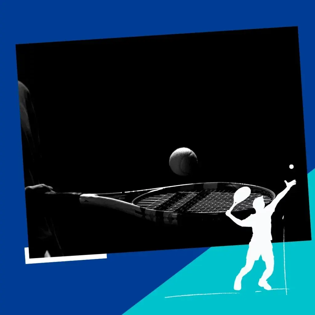 Techniques enseignées à l'école de tennis : une raquette et une balle au moment de la frappe