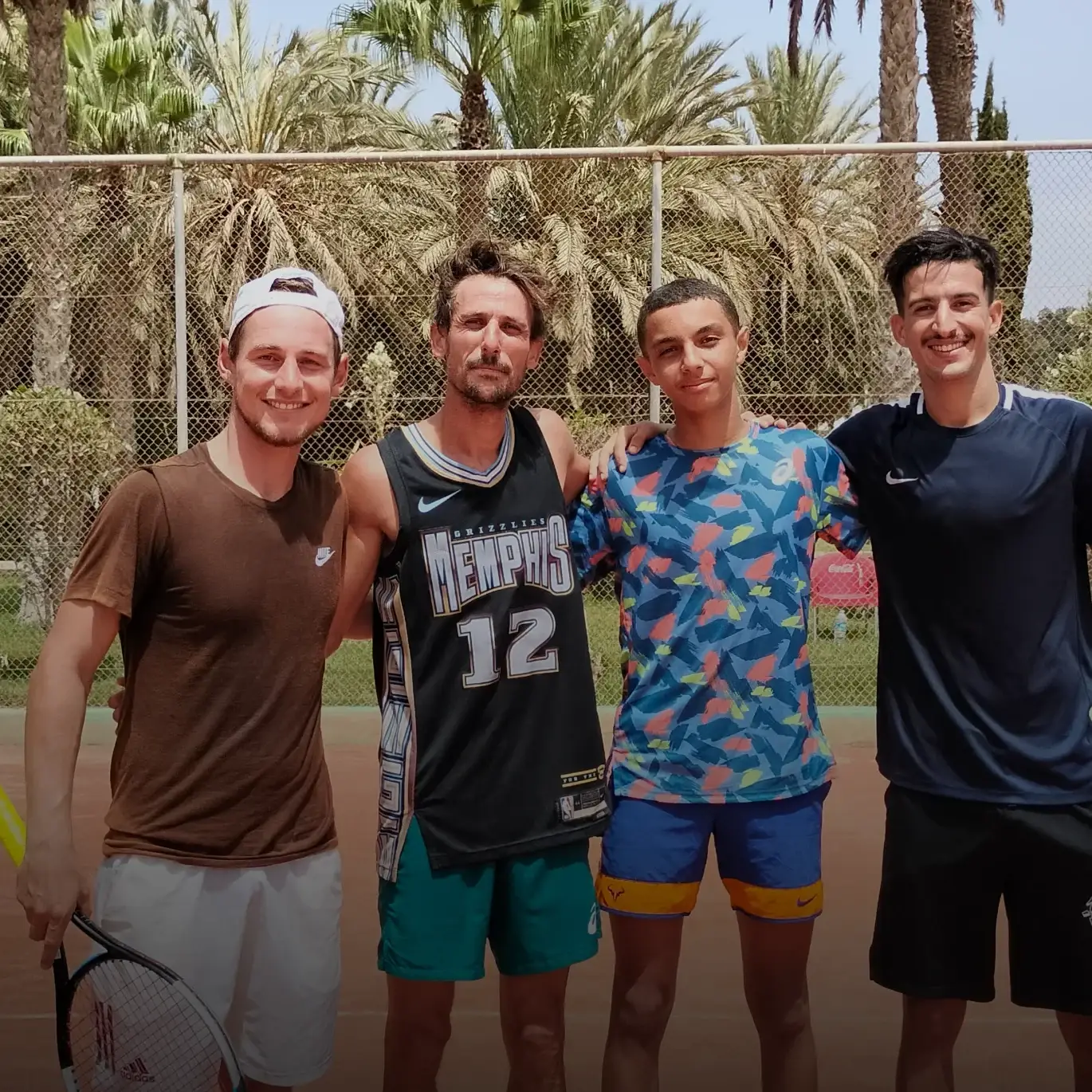 Stage tennis adultes : quatre stagiaires réunis sur la terre battue après une séance